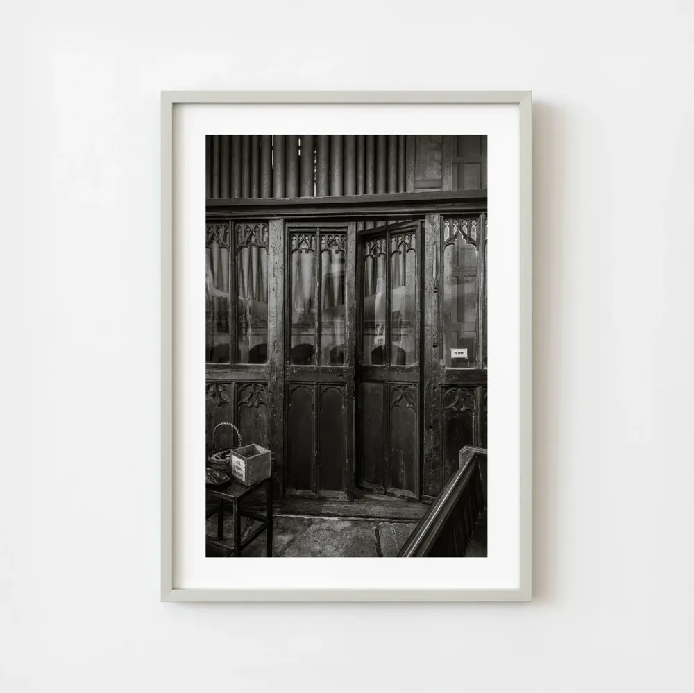Angleterre East Sussex Rye Église historique porte en bois nuit Moody Architecture noir et blanc | Édition limitée à 10 Da...