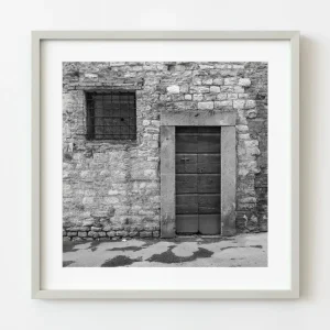 Vieille porte toscane avec croix | Édition limitée à 10 Dan Kosmayer Photography