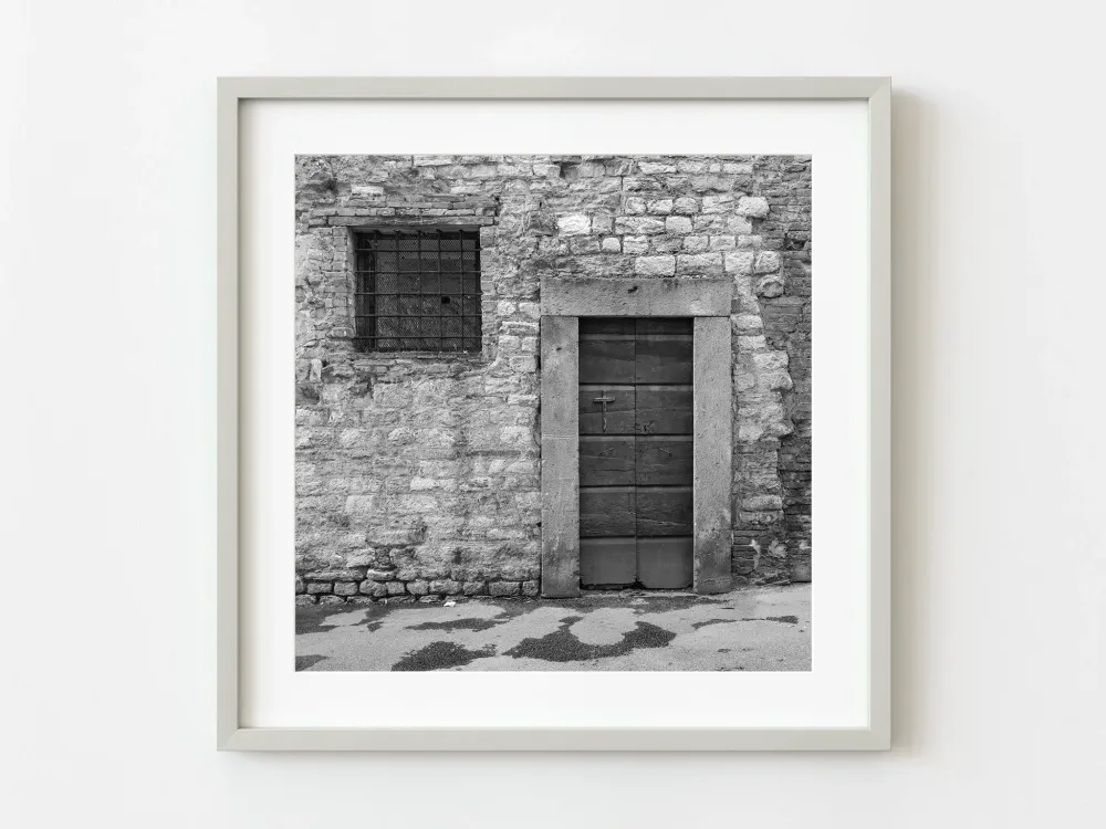 Vieille porte toscane avec croix | Édition limitée à 10 Dan Kosmayer Photography