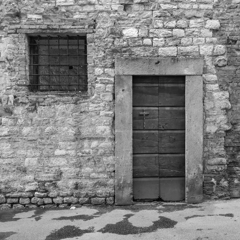 Vieille porte toscane avec croix | Édition limitée à 10 Dan Kosmayer Photography