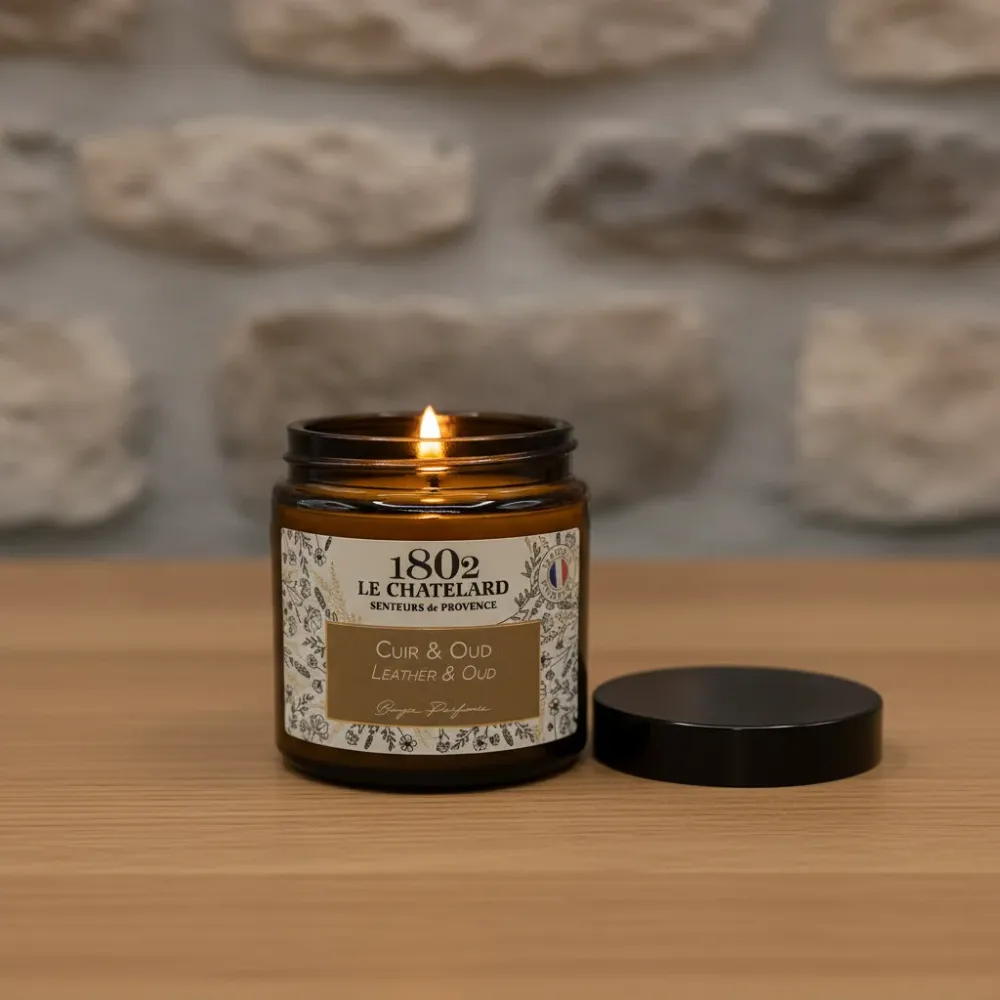 Bougie parfumée Cuir et Oud, cire végétale soja et coco - coulée à la main - 80g Le Chatelard 1802