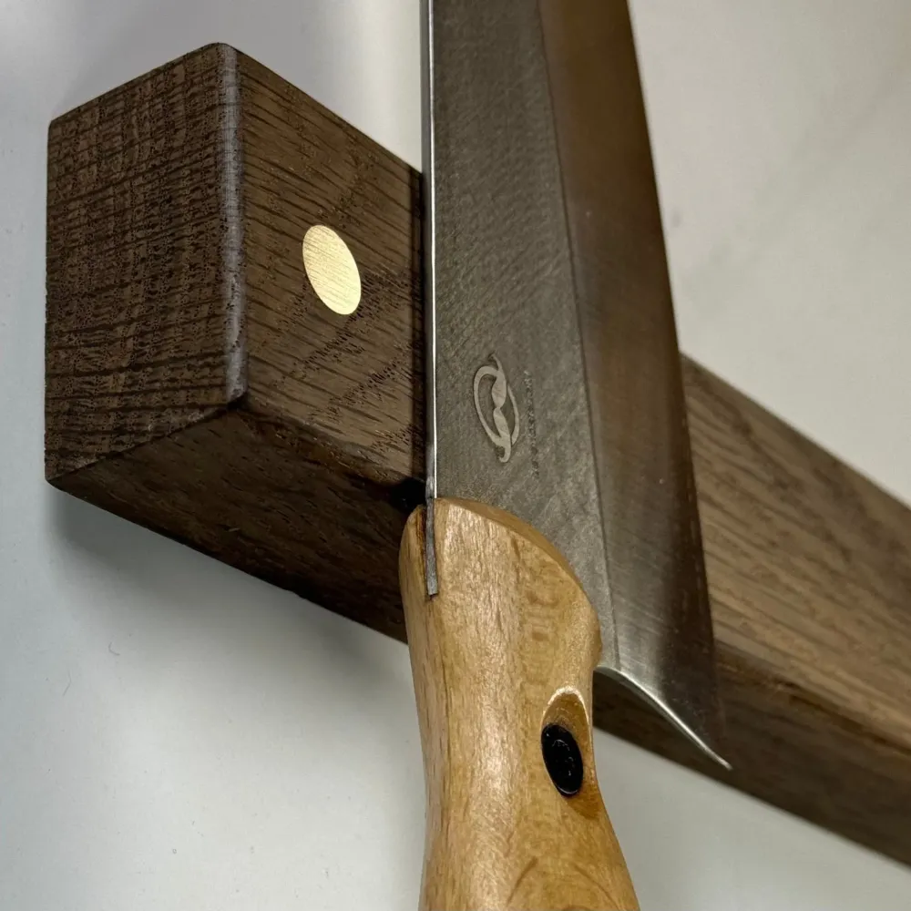 One Dot - rail étroit pour couteaux avec détails métalliques. Longueurs de 30 à 120 cm. Rune-Jakobsen Woodworks