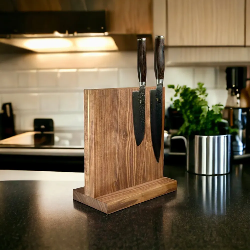 Le Monolithe - Bloc à couteaux magnétique double face de 15 ou 25 cm de large avec détails en laiton. Hauteur 30 cm. Rune-...