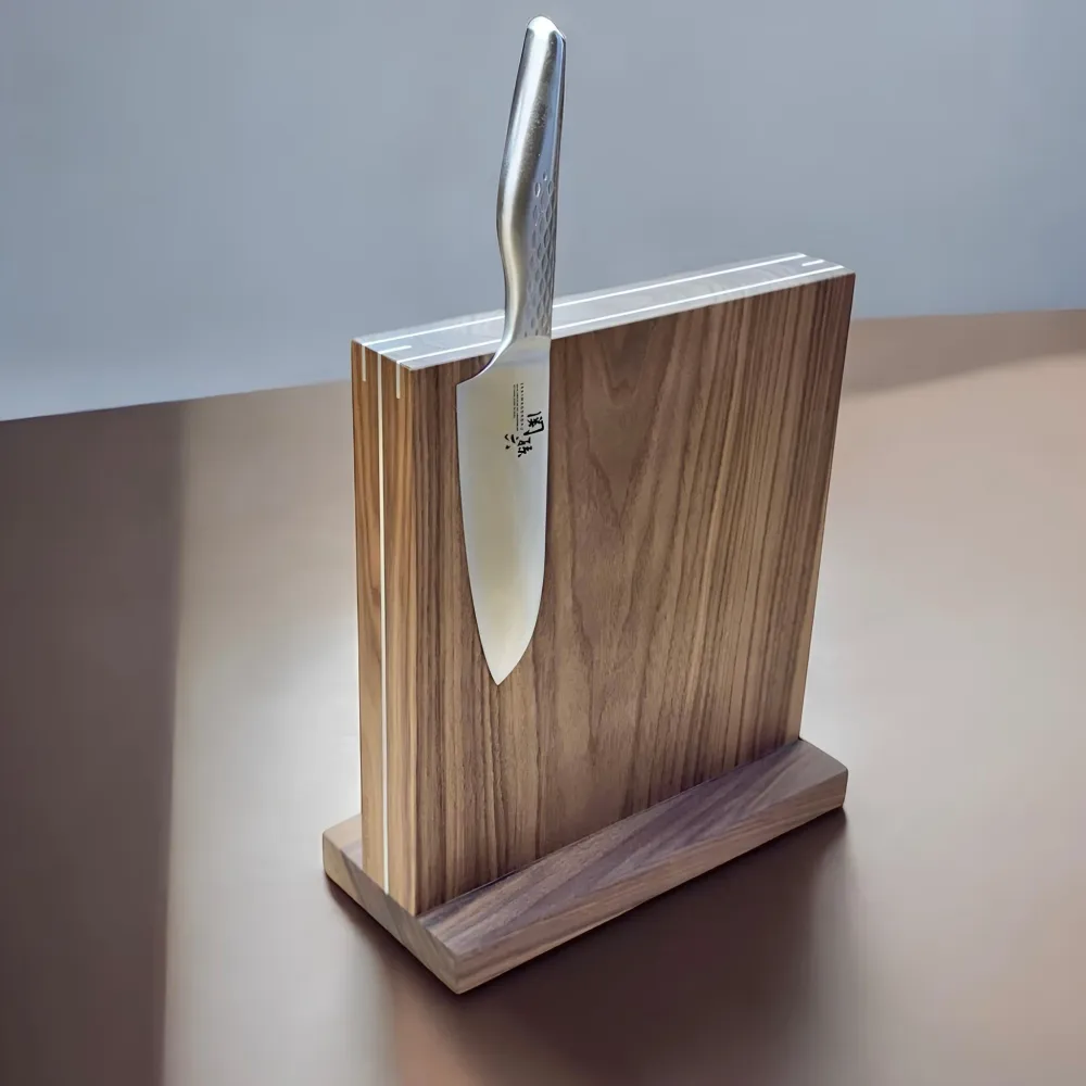 Le Monolithe - Bloc à couteaux magnétique double face de 15 ou 25 cm de large avec détails en laiton. Hauteur 30 cm. Rune-...