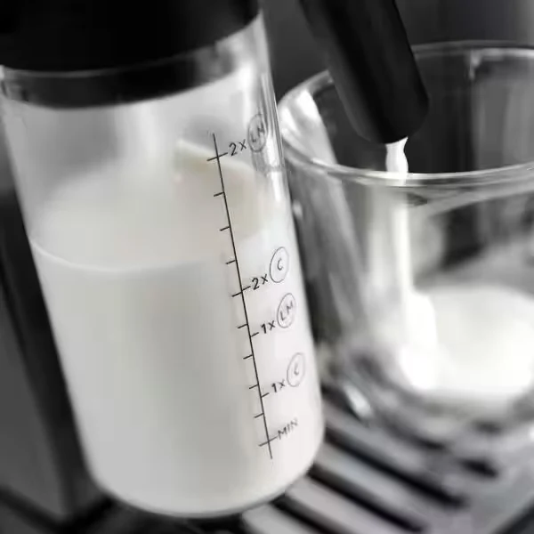 De'Longhi Magnifica Evo noir (LatteCrema) avec 19 € de café offert