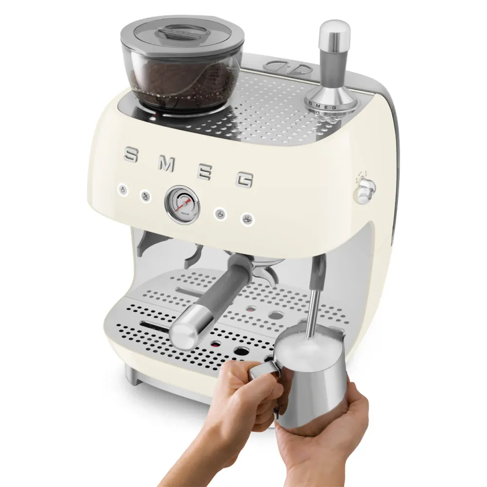 Smeg EGF03 - Ecrue avec 33 € de café offert avec 120 € de cashback