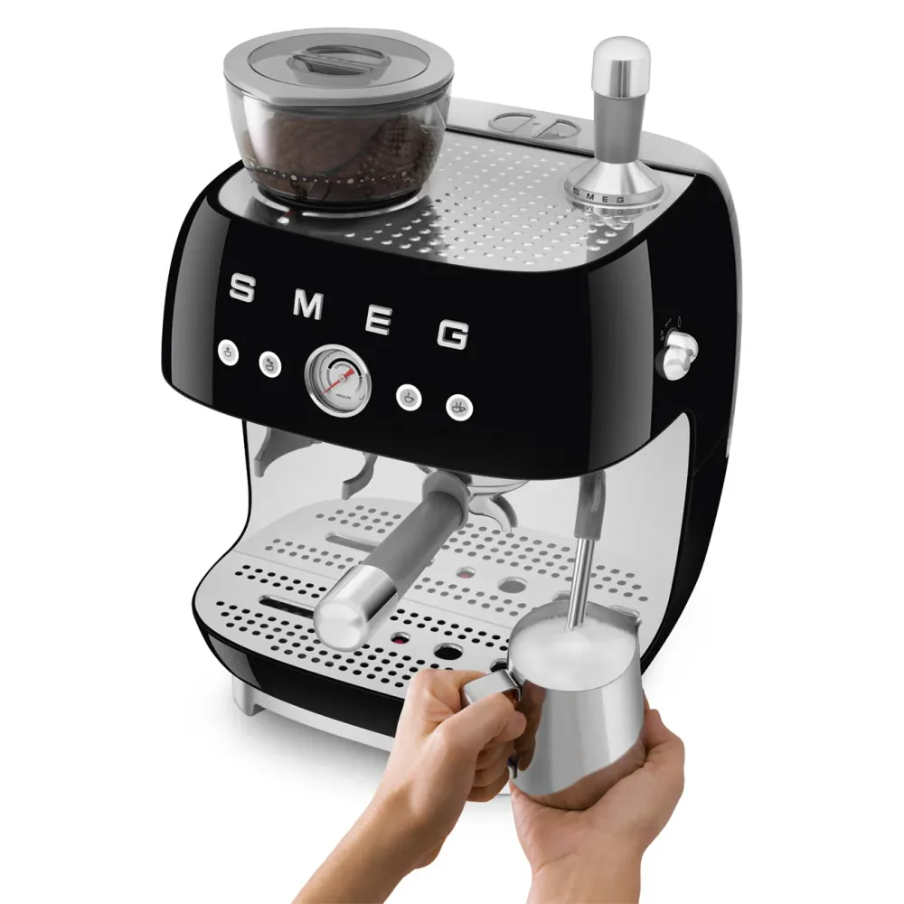 Smeg EGF03 - Noire avec 33 € de café offert et 120 € de cashback