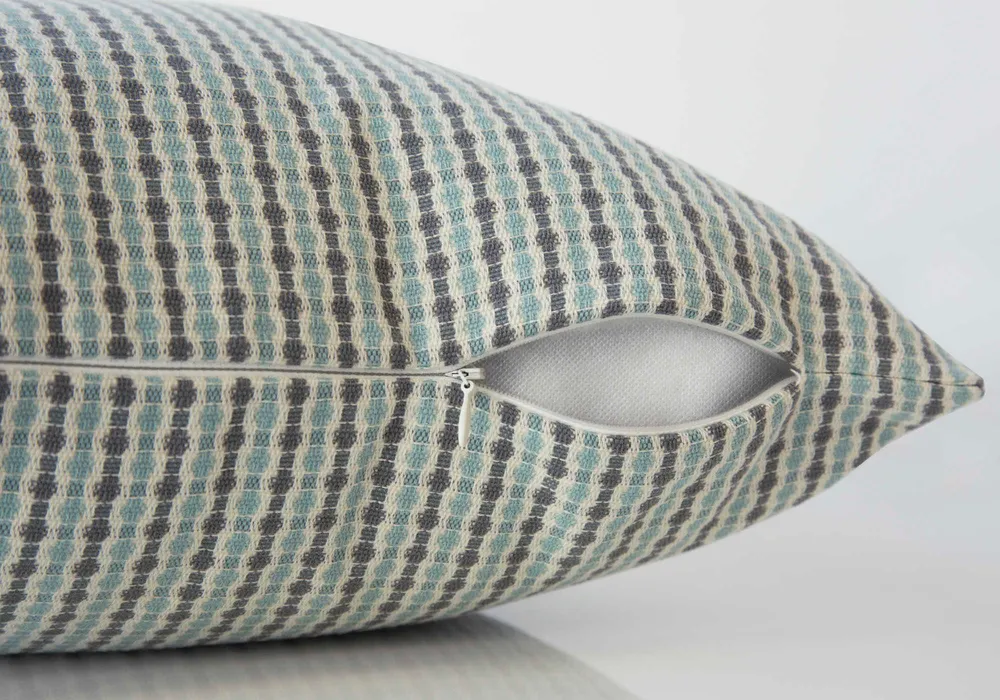 Coussin décoratif carré 18 po – Motif points – Bleu clair et gris foncé Monarch