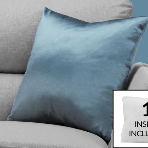 Coussin décoratif carré satin bleu pâle 18 po – hypoallergénique Monarch