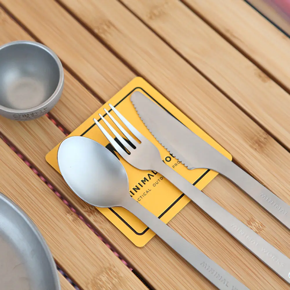 Titane résistant Cutlery Set avec Bordure Brodée