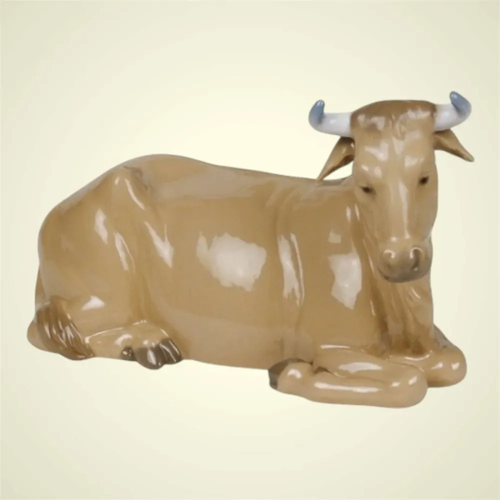 Statue de bœuf NAO en porcelaine brillante