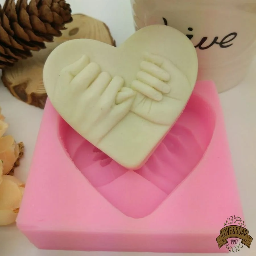 Moule à savon en silicone design cœur et deux mains avec poignée ergonomique